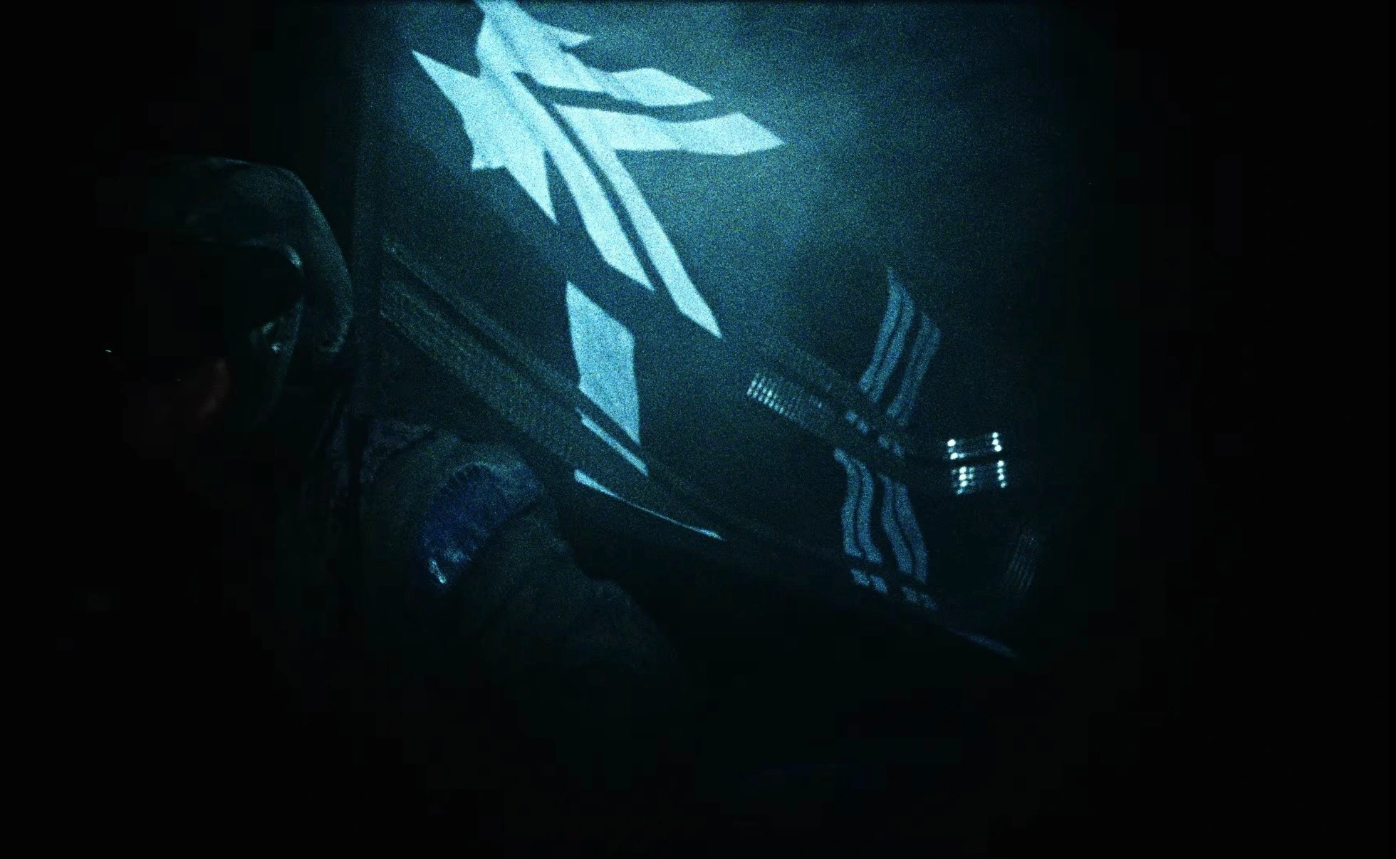 A figure with reflective graphics on their clothing in sound di alarm